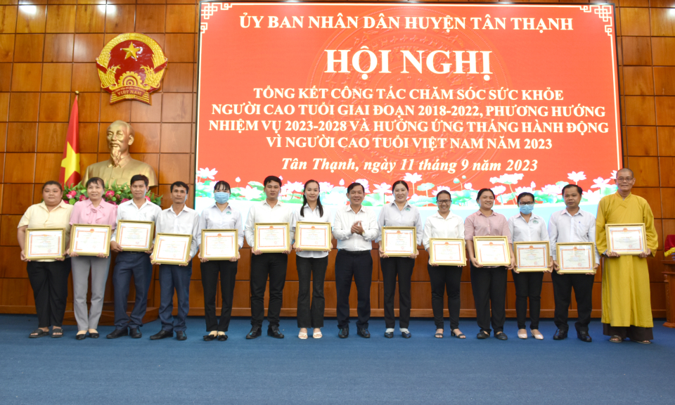 Tân Thạnh tổng kết 5 năm công tác chăm sóc sức khỏe Người cao tuổi