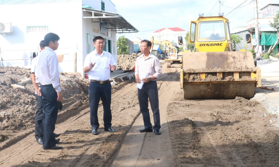 Bí thư Huyện ủy Tân Trụ kiểm tra tiến độ dự án giao thông trên địa bàn