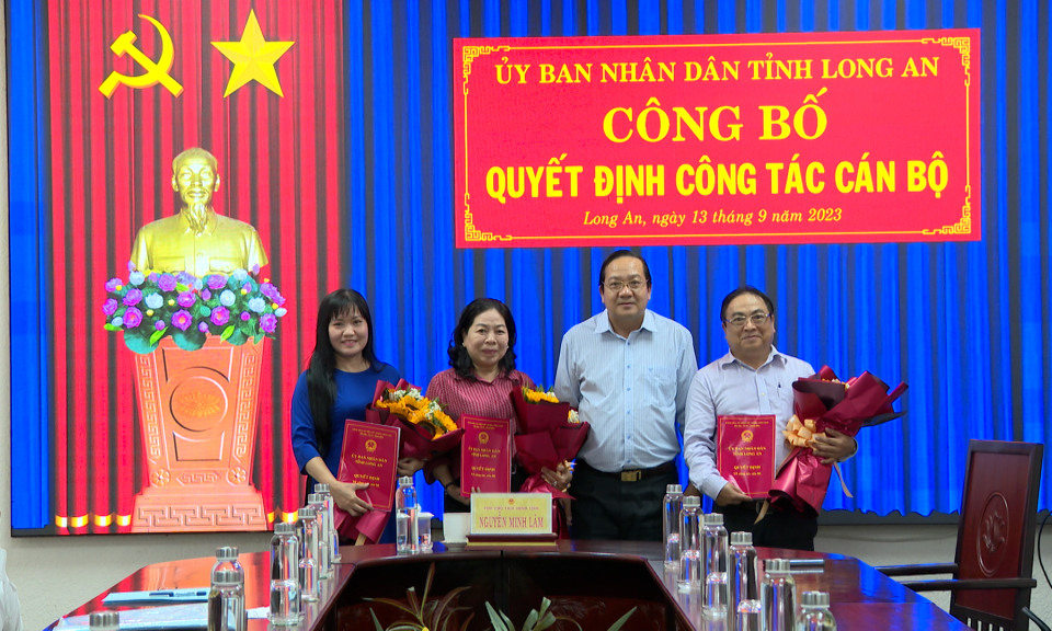 UBND tỉnh trao quyết định về công tác cán bộ