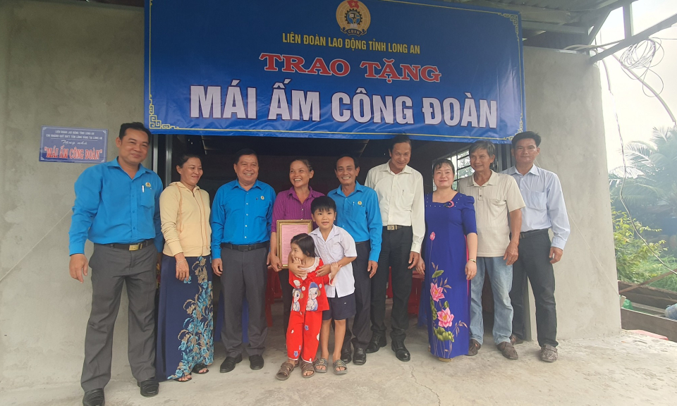 LĐLĐ tỉnh trao “Mái ấm Công đoàn” tại huyện Tân Thạnh