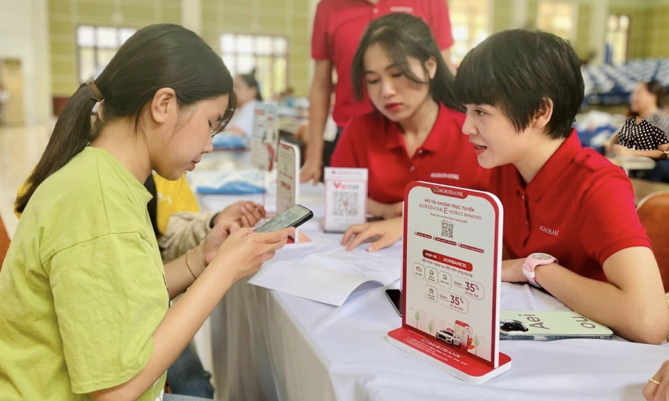 Bến Lức người dân dần hình thành thói quen không dùng tiền mặt