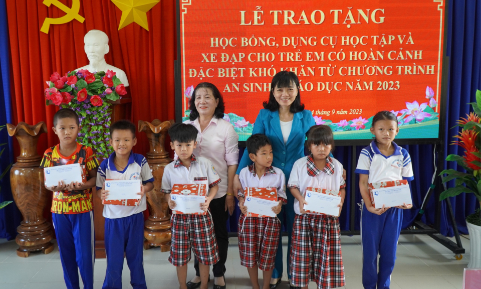 Cần Giuộc tặng học bổng, dụng cụ học tập và xe đạp cho học sinh có hoàn cảnh đặc biệt khó khăn