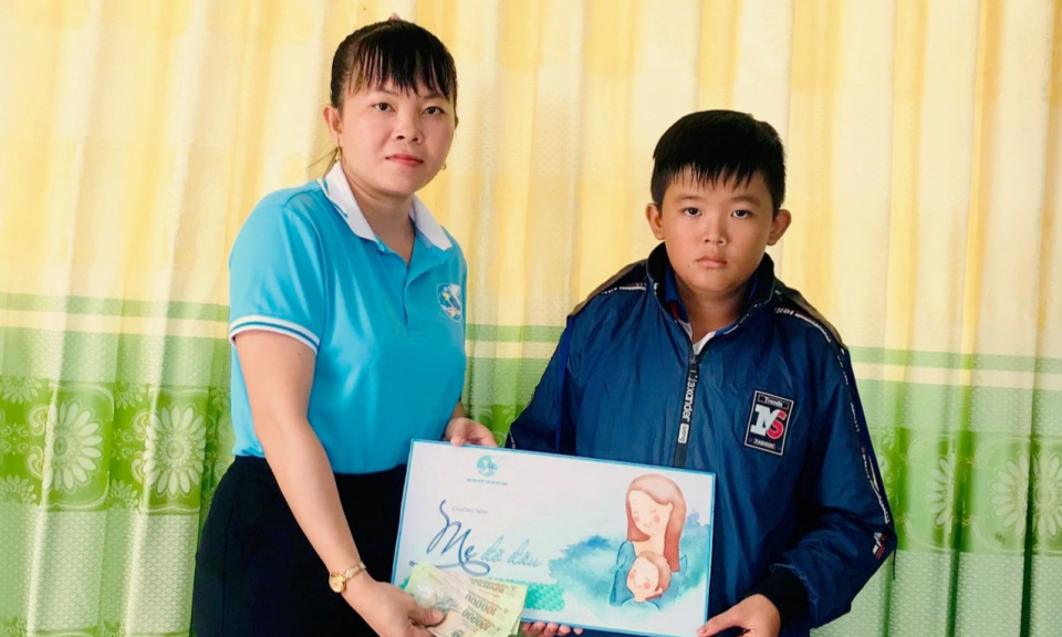 Cần Đước có 40 trẻ em mồ côi được Hội phụ nữ nhận đỡ đầu