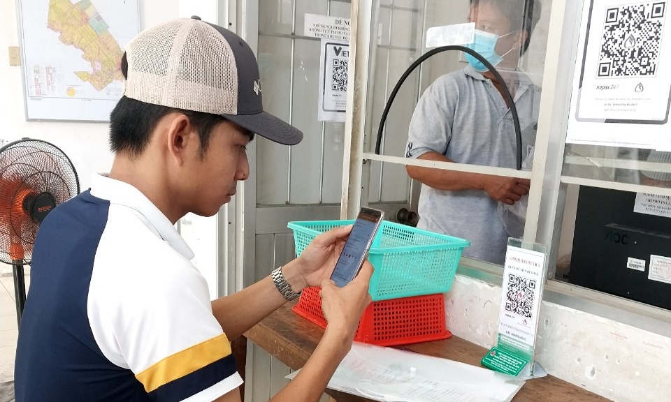  Ngân hàng Chính sách xã hội huyện Thủ Thừa triển khai dịch vụ thanh toán quét mã QR