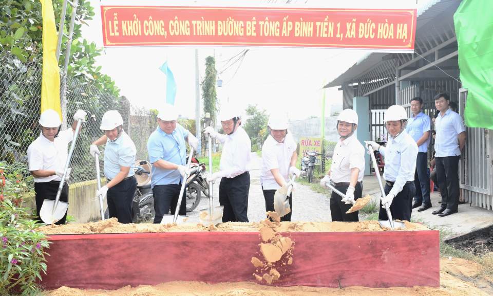 Nguyên Chủ tịch nước - Trương Tấn Sang dự lễ khởi công đường giao thông nông thôn tại xã Đức Hòa Hạ