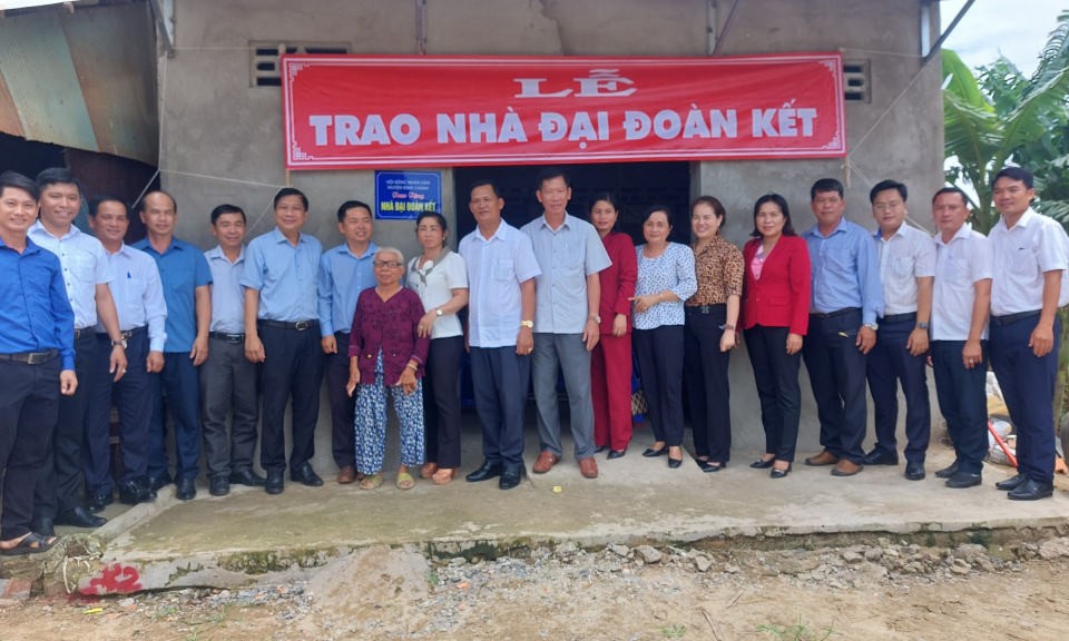 Tân Hưng trao tặng nhà Đại đoàn kết cho hộ khó khăn tại xã Vĩnh Bửu