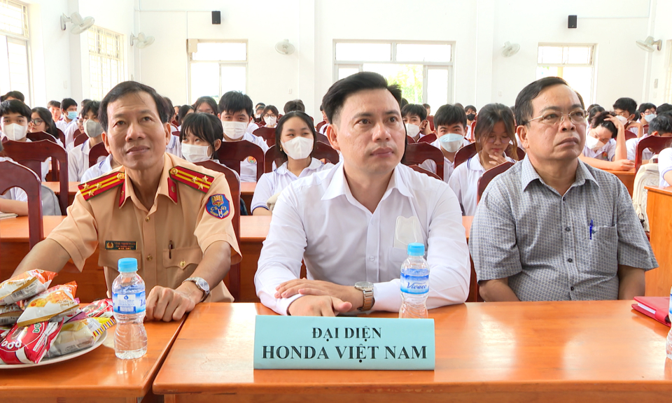Lễ phát động học sinh, sinh viên nghiêm chỉnh chấp hành pháp luật về ATGT