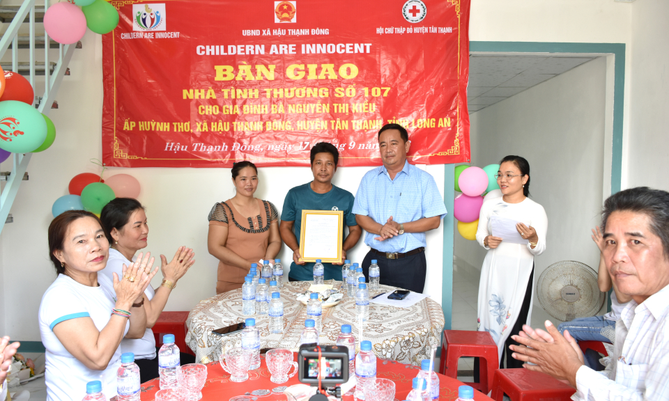 Tân Thạnh trao nhà tình thương cho hộ có hoàn cảnh đặc biệt khó khăn