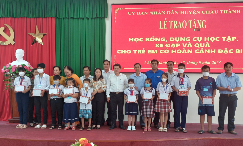 Huyện Châu Thành tặng học bổng và quà cho trẻ em có hoàn cảnh đặc biệt khó khăn