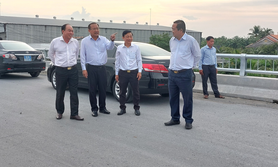 Ông Nguyễn Minh Lâm - Phó chủ tịch UBND tỉnh kiểm tra tiến độ thi công công trình đường tỉnh 827D