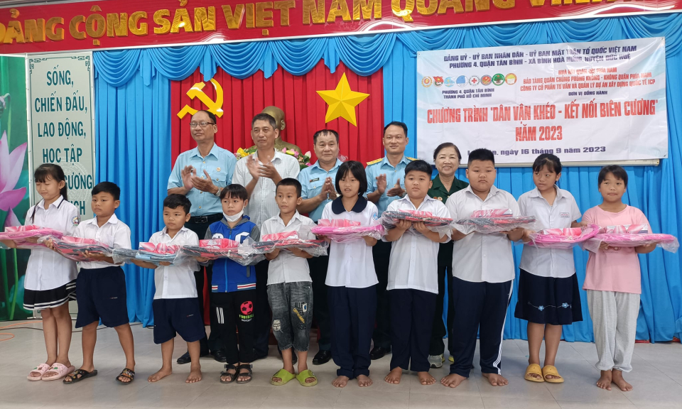 Nhiều phần quà ý nghĩa trong chương trình “Dân vận khéo - Kết nối biên cương”