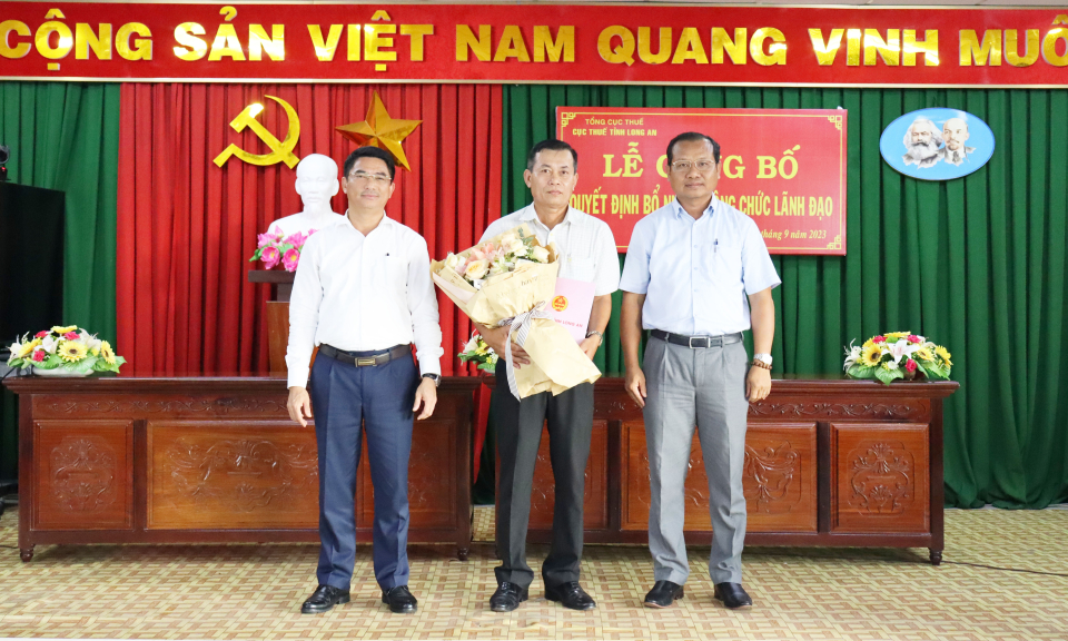 Cục Thuế tỉnh Long An trao huy hiệu đảng và bổ nhiệm lãnh đạo Chi cục Thuế khu vực Cần Giuộc - Cần Đước