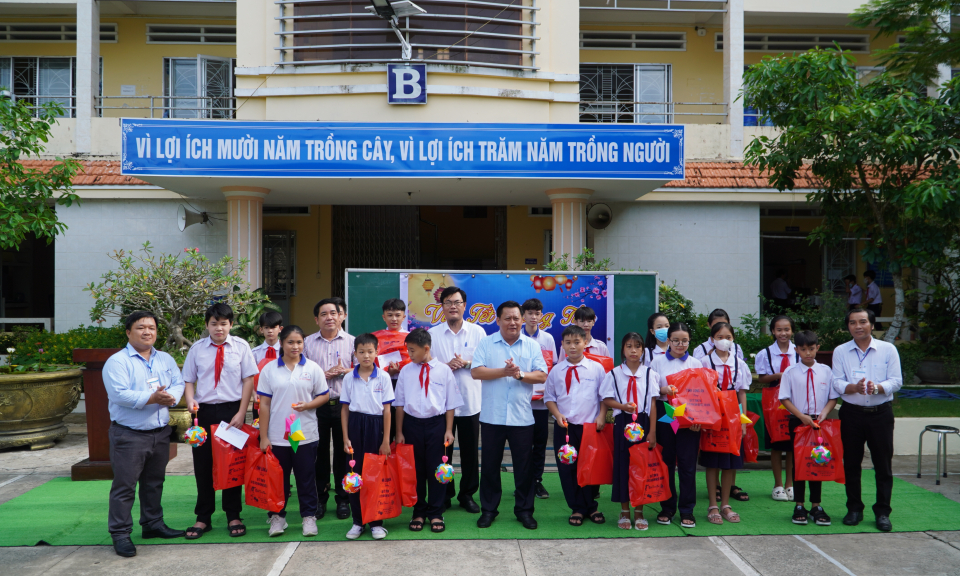 Phó Chủ tịch UBND tỉnh - Huỳnh Văn Sơn tặng quà Trung thu cho học sinh trường THCS Lý Tự Trọng