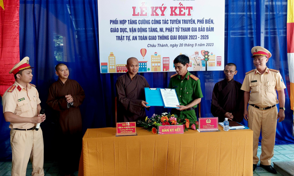 Huyện Châu Thành ký kết phối hợp tăng cường tuyên truyền đảm bảo trật tự an toàn giao thông trong tăng ni, phật tử