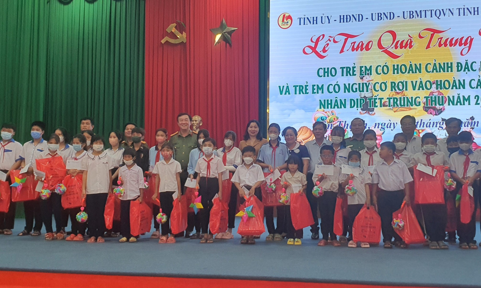 Giám đốc Công an tỉnh tặng quà trung thu cho trẻ em có hoàn cảnh đăc biệt khó khăn tại huyện Tân Thạnh