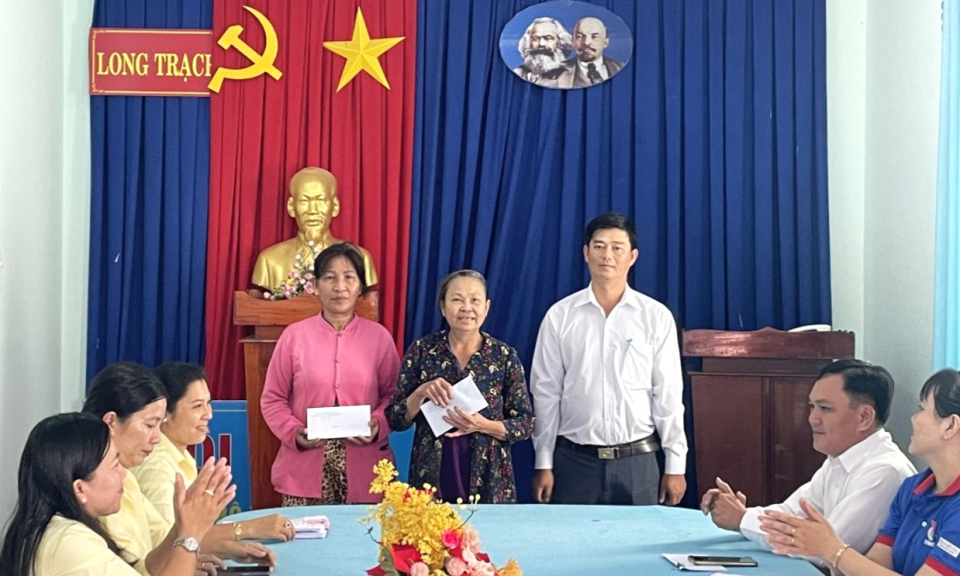 Cần Đước có 58 hộ nghèo được hỗ trợ vốn vay không lãi suất 