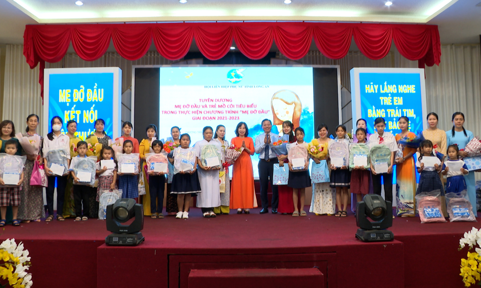 Họp mặt biểu dương "Mẹ đỡ đầu và trẻ mồ côi vượt khó tiêu biểu trên địa bàn tỉnh Long An giai đoạn 2021 - 2023"