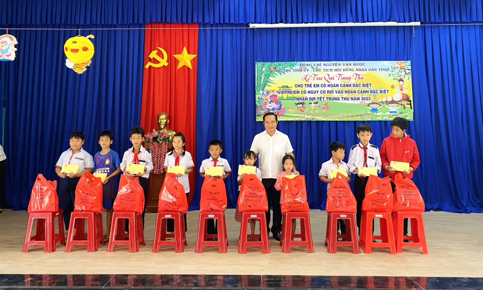 Bí thư Tỉnh uỷ Long An thăm, tặng quà Trung thu cho trẻ em