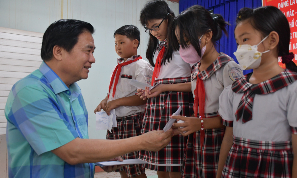Nguyên Bí thư Tỉnh ủy - Phạm Văn Rạnh tặng quà Trung thu cho các em học sinh huyện Đức Hòa