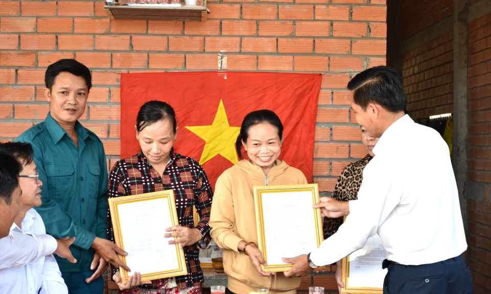 UBMTTQVN tỉnh trao tặng nhà 3 căn nhà Đại đoàn kết