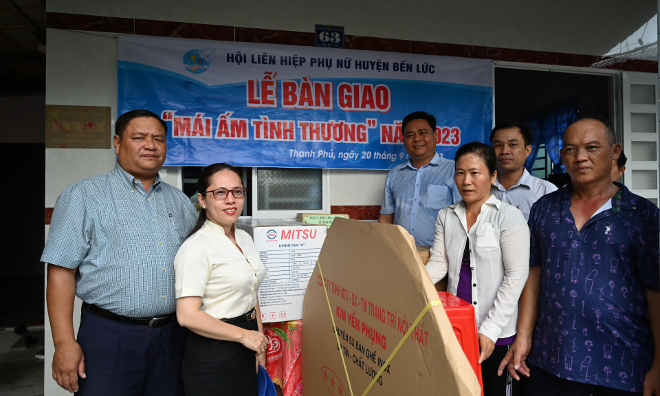 Bến Lức bàn giao Mái ấm tình thương và nhà Tình bạn
