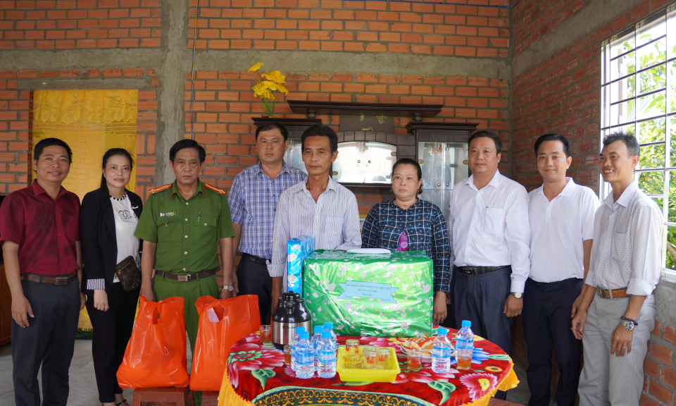 Tân Trụ trao 2 căn nhà Tình thương