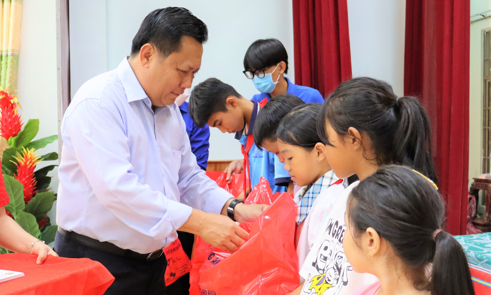 Phó Chủ tịch UBND tỉnh - Huỳnh Văn Sơn tặng quà Trung thu cho trẻ em huyện Cần Đước