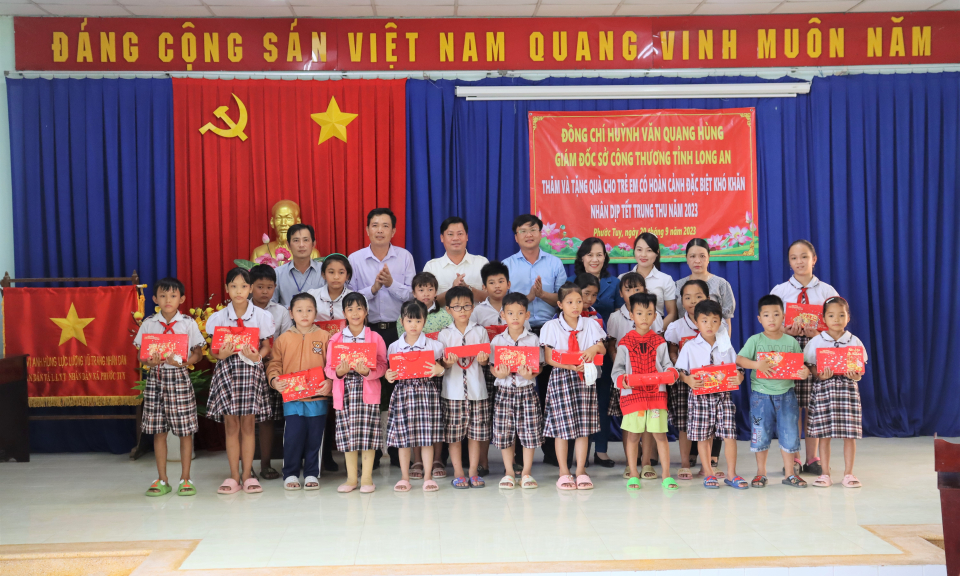 Giám đốc Sở Công thương thăm và tặng quà cho trẻ em có hoàn cảnh đặc biệt khó khăn tại Cần Đước