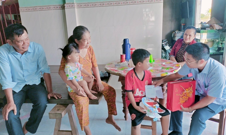 Bí thư Huyện uỷ Tân Trụ thăm, tặng quà Trung thu cho trẻ em