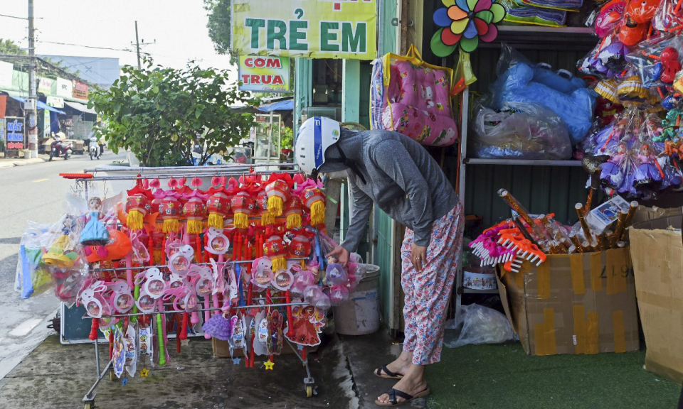 Tân Trụ thị trường phục vụ Tết Trung thu ảm đạm, ít người mua