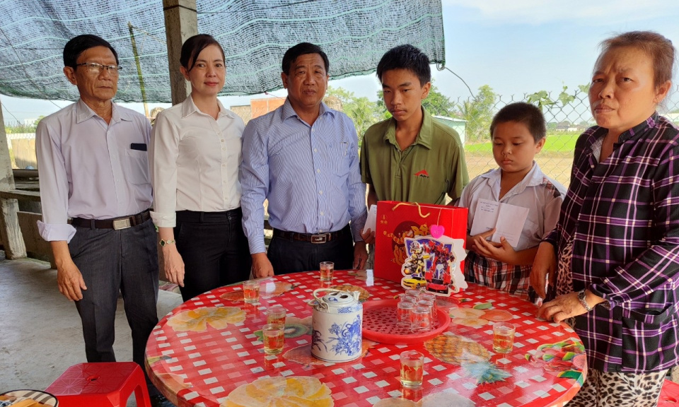 Chủ tịch HĐND huyện Tân Trụ thăm, tặng quà Trung thu cho trẻ em