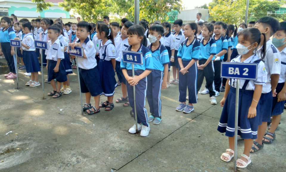 Mạnh thường quân tặng 200 phần quà Trung thu cho học sinh trường Tiểu học thị trấn Tân Hưng