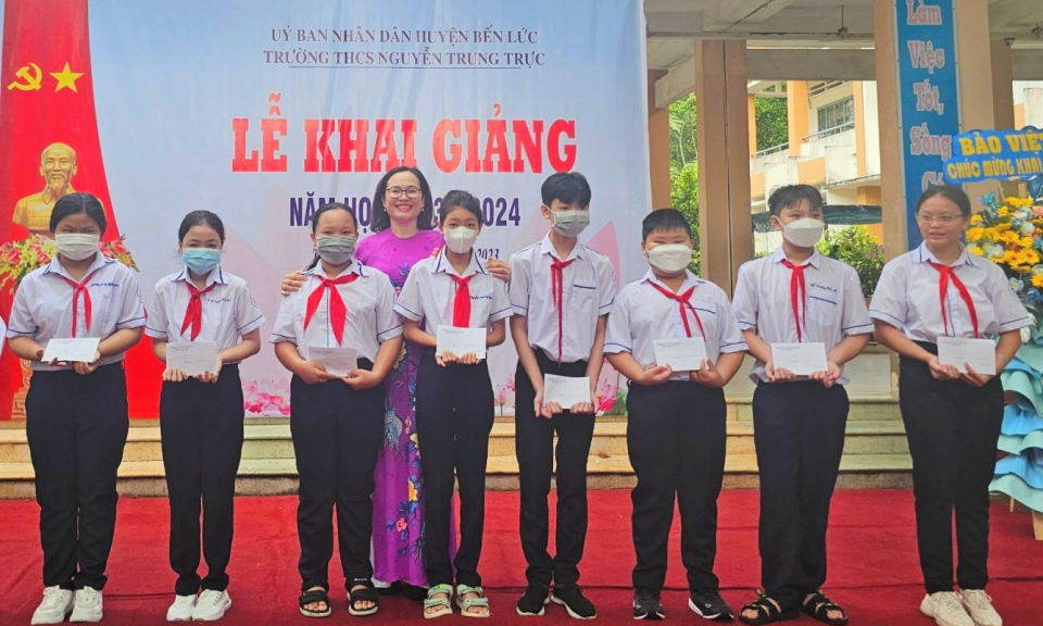 Bến Lức xây dựng và phát triển quỹ khuyến học hỗ trợ cho học sinh