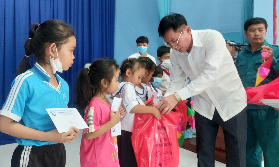 Trưởng Ban Nội chính Tỉnh ủy tặng quà Tết Trung thu cho trẻ em huyện Tân Hưng