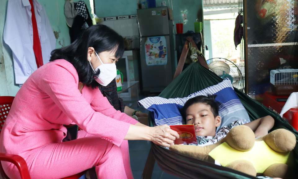 Cần Giuộc trao tiền hỗ trợ cho học sinh bị bệnh