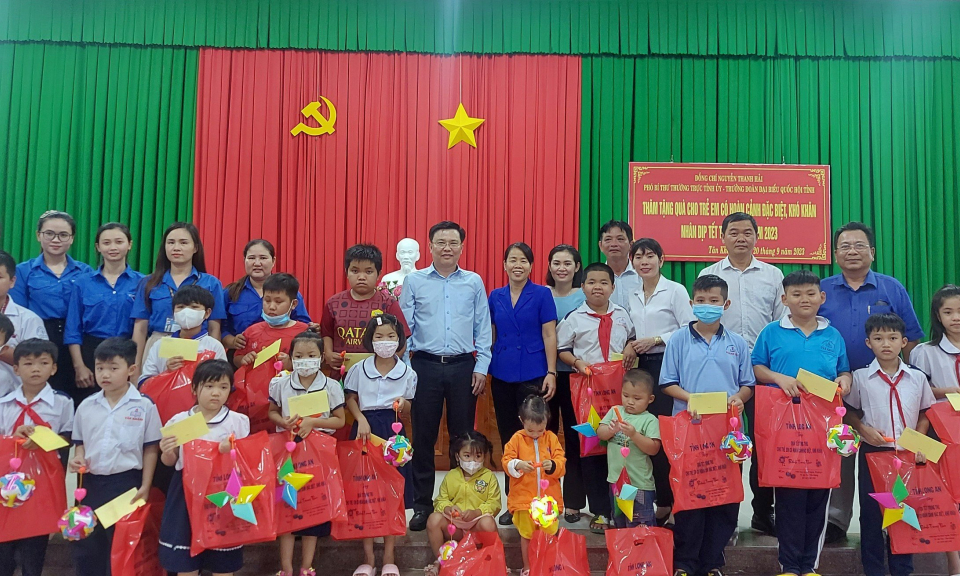 Phó Bí thư Thường trực Tỉnh ủy trao quà Trung thu cho trẻ em tại thành phố Tân An