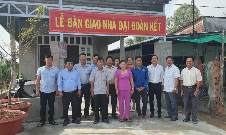 Tân Thạnh trao tặng 3 căn nhà Đại đoàn kết cho hộ nghèo