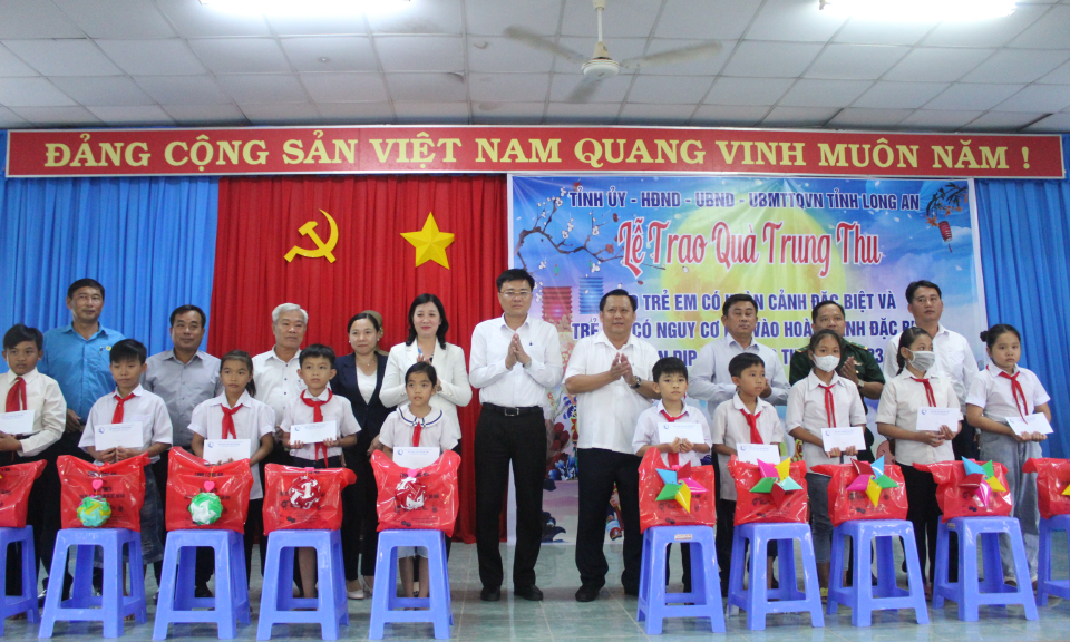Phó Chủ tịch UBND tỉnh - Huỳnh Văn Sơn tặng quà Trung thu cho trẻ em huyện Đức Huệ