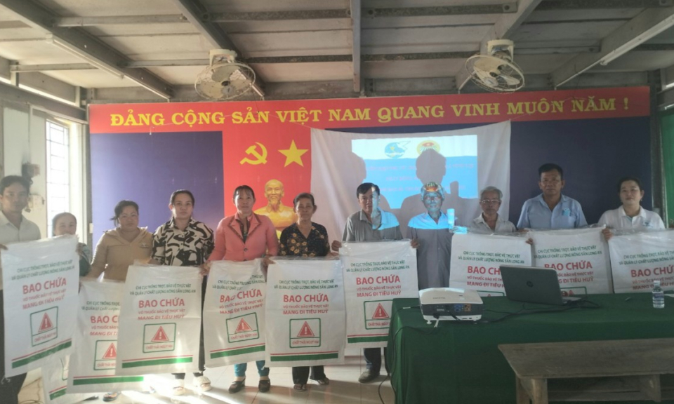 Xã Vĩnh Lợi, huyện Tân Hưng phát động phong trào thu gom bao bì thuốc bảo vệ thực vật sau sử dụng