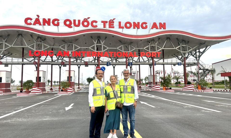 HLV Calisto và phu nhân đến thăm Cảng Quốc tế Long An