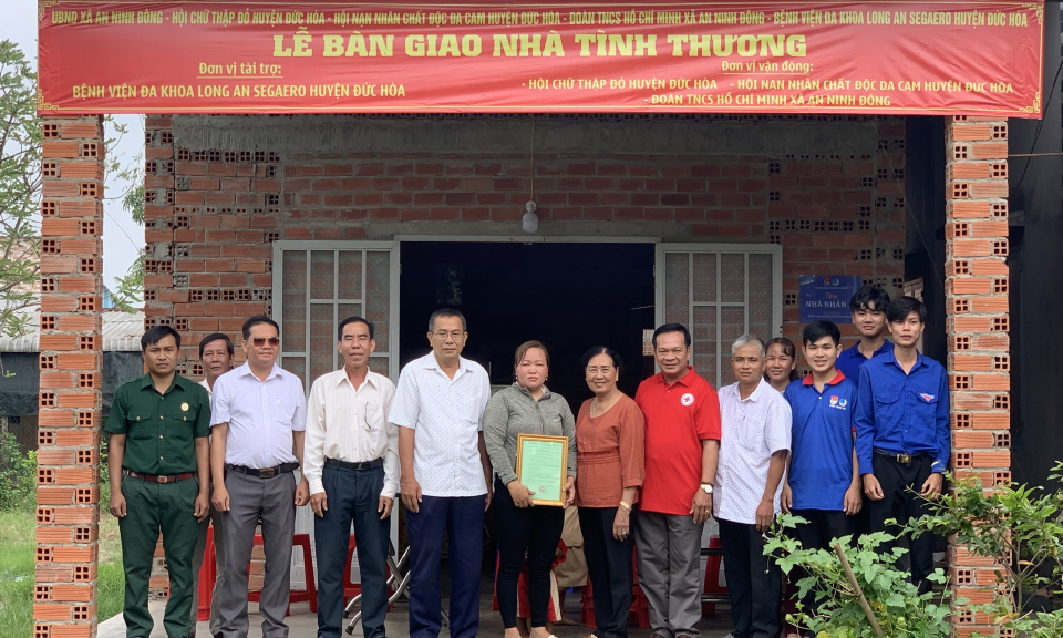 Đức Hòa trao 2 căn nhà Tình thương cho hộ khó khăn về nhà ở