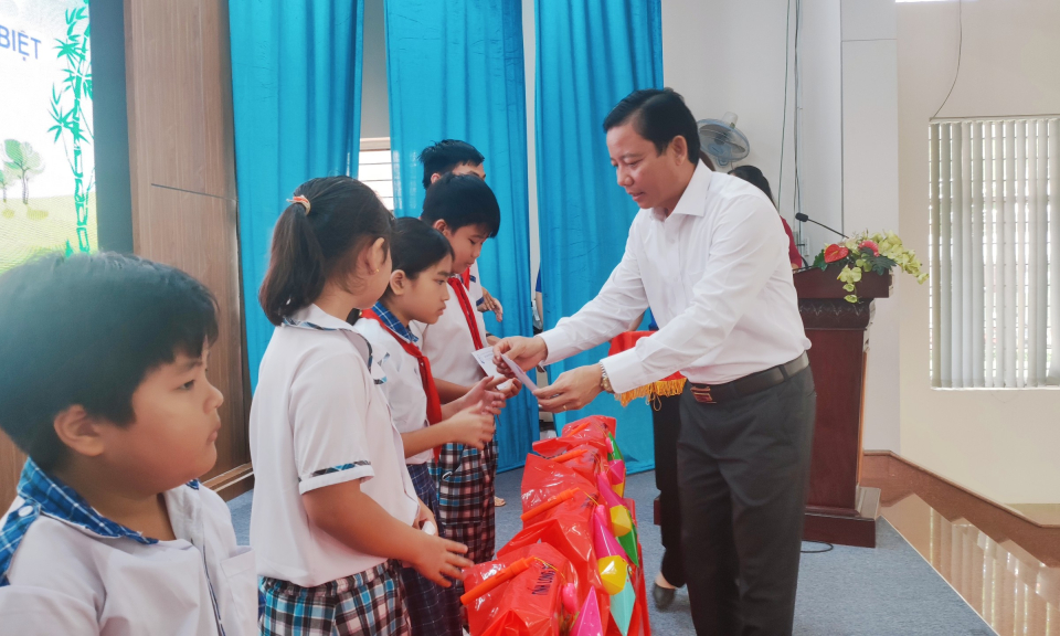Ông Phạm Tấn Hoà - Phó Chủ tịch UBND tỉnh tặng quà Trung thu cho trẻ em tại thành phố Tân An