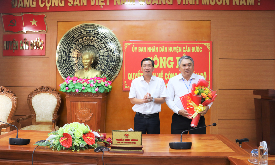 UBND huyện Cần Đước trao quyết định về công tác cán bộ