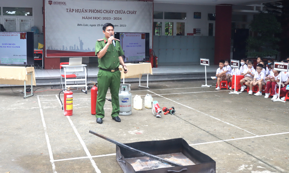 Bến Lức tuyên truyền kỹ năng chữa cháy và thoát nạn cho học sinh