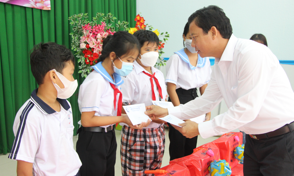 Thủ Thừa: Phó Chủ tịch UBND tỉnh Long An Phạm Tấn Hòa tặng quà trung thu cho trẻ em xã Mỹ Lạc