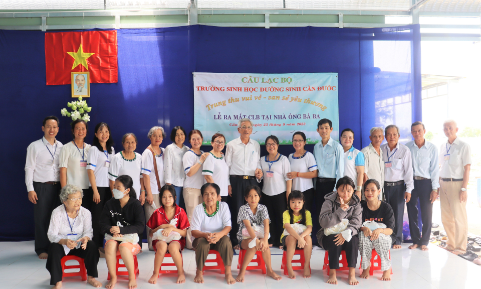 Câu lạc bộ Trường sinh học Dưỡng sinh huyện Cần Đước ra mắt điểm sinh hoạt và trao quà Trung thu cho thiếu nhi