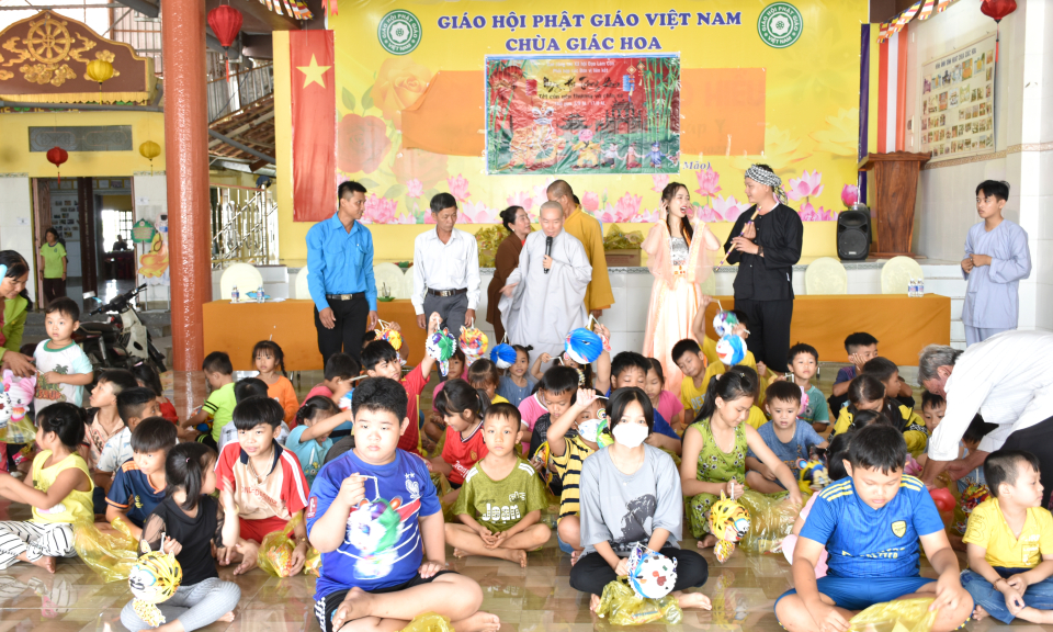 Ban trị sự GHPGVN huyện Tân Thạnh mang Trung thu ấm áp đến với trẻ em có hoàn cảnh khó khăn