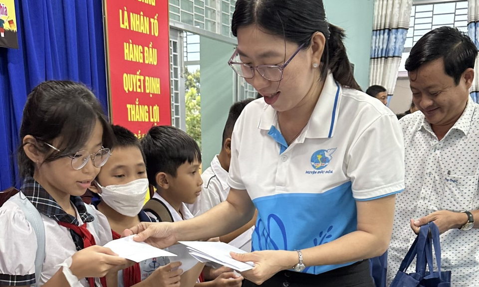 Hội Liên hiệp Phụ nữ huyện Đức Hòa tặng quà Trung thu cho trẻ em có hoàn cảnh khó khăn
