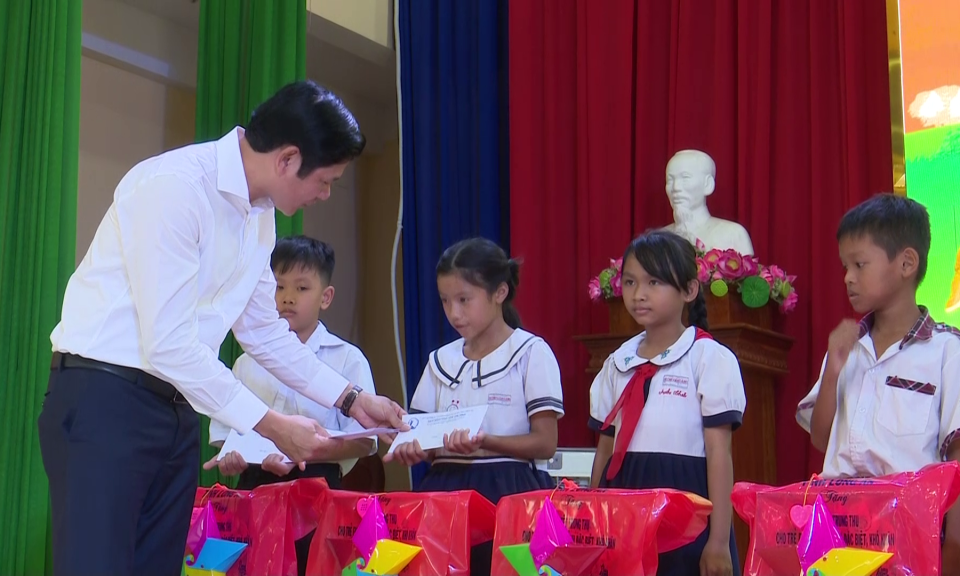 Tân Trụ tặng quà Trung thu cho trẻ em có hoàn cảnh khó khăn