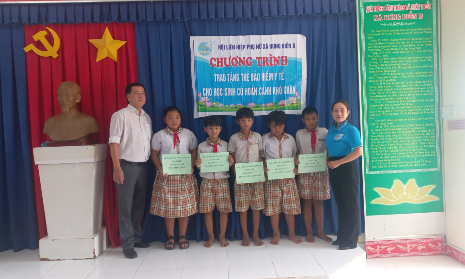 Hội Liên hiệp Phụ nữ Hưng Điền B tặng thẻ Bảo hiểm y tế cho học sinh